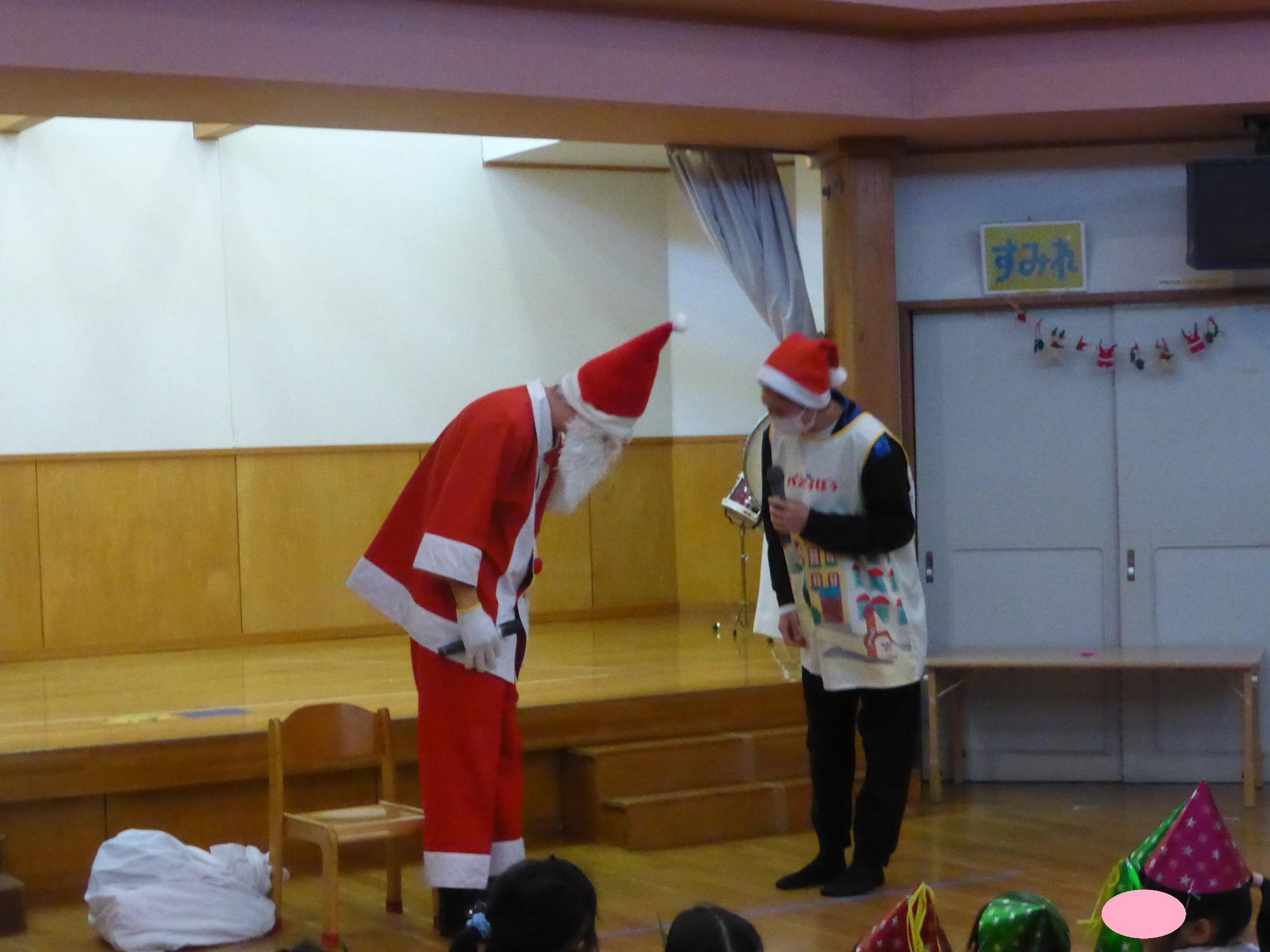 サンタクロースにたくさんの質問をしています。