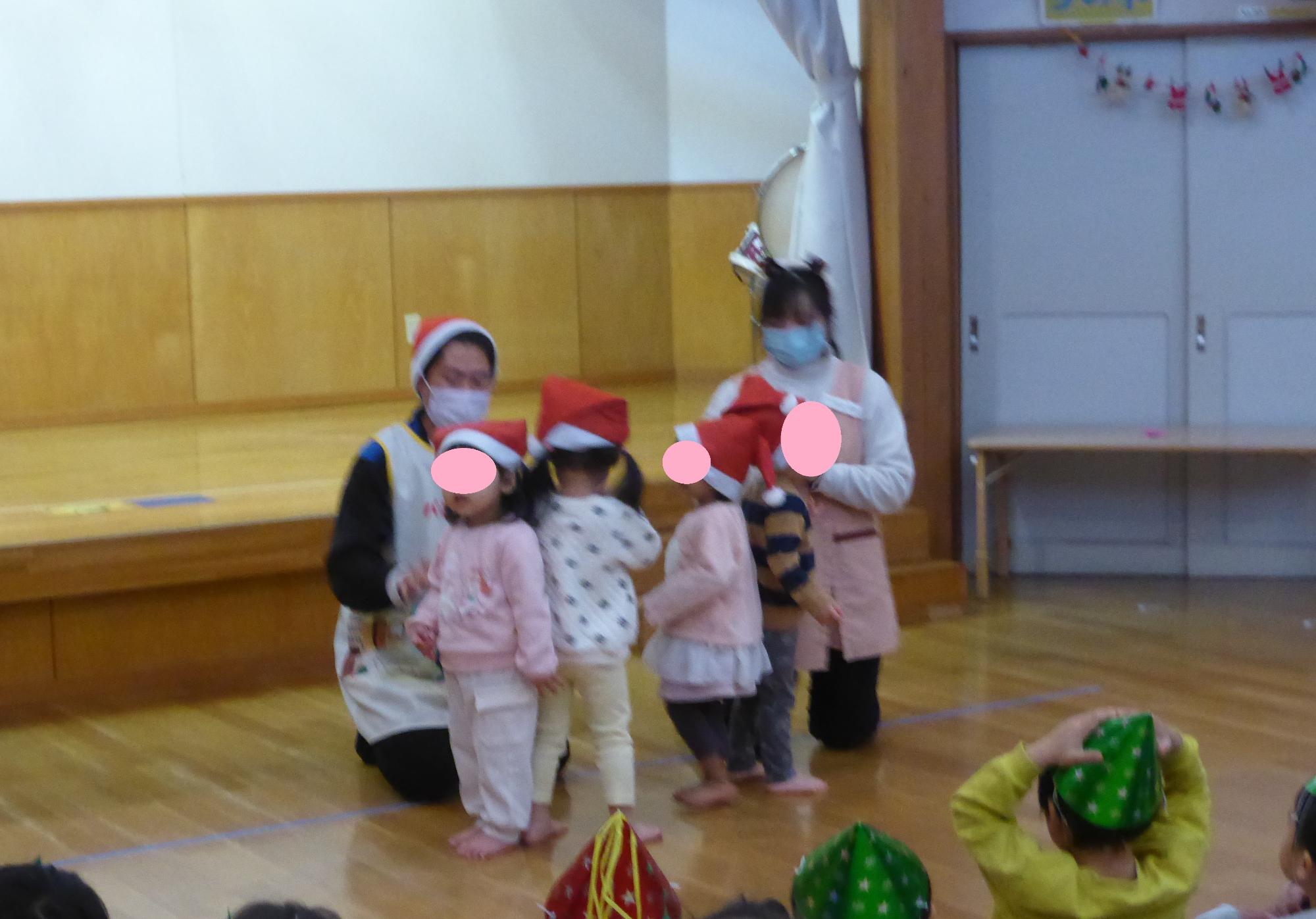 1歳児が「ひっつきもっつき」の遊びを披露しています。