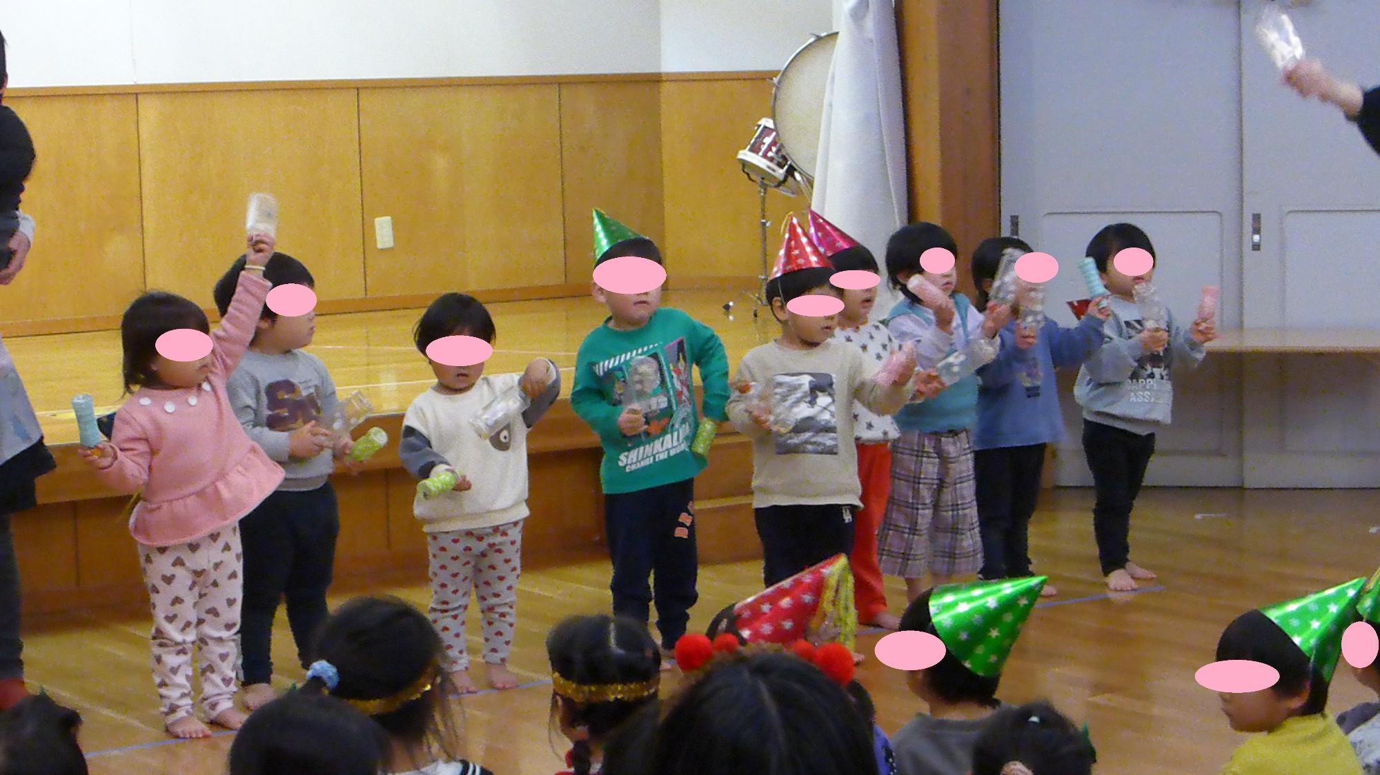 2歳児が、マラカスをもって音楽に合わせて踊っています。
