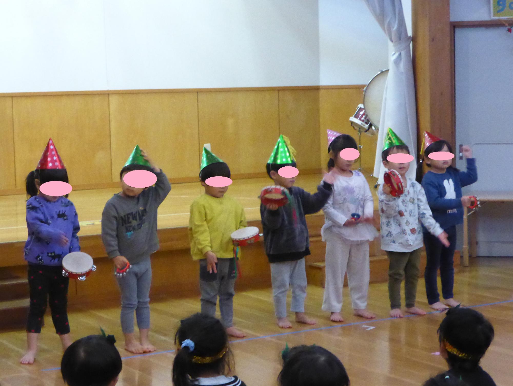 3歳児が打楽器をもってリズムうちをしています。