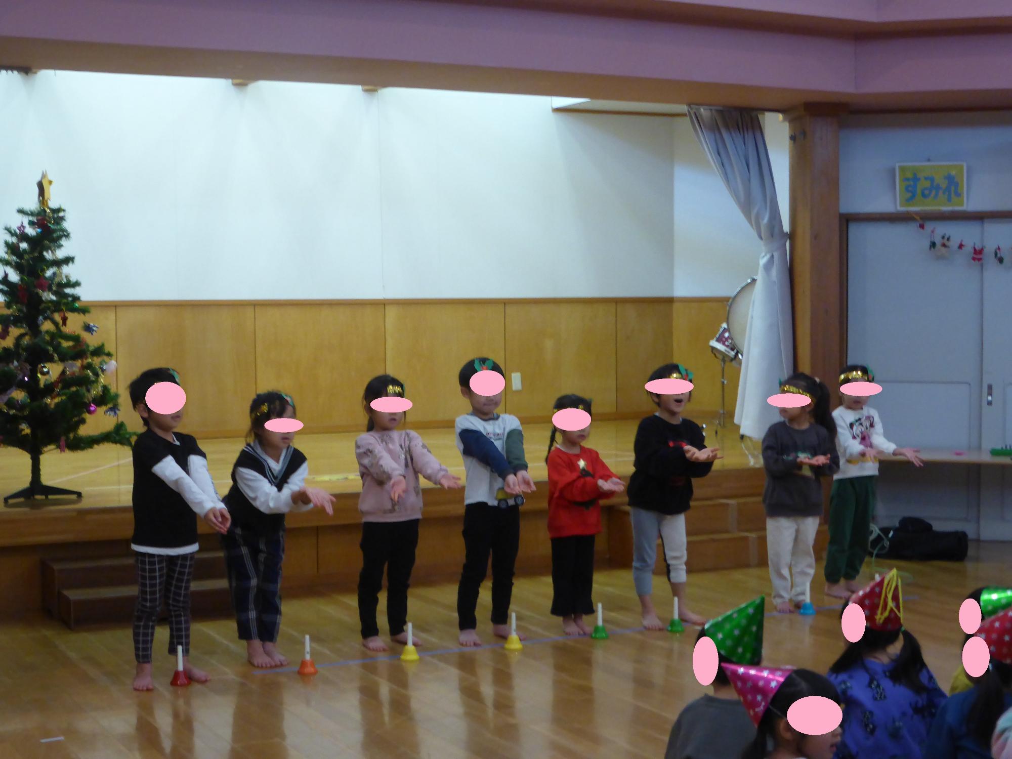 4歳児がハンドベルで演奏をしています。