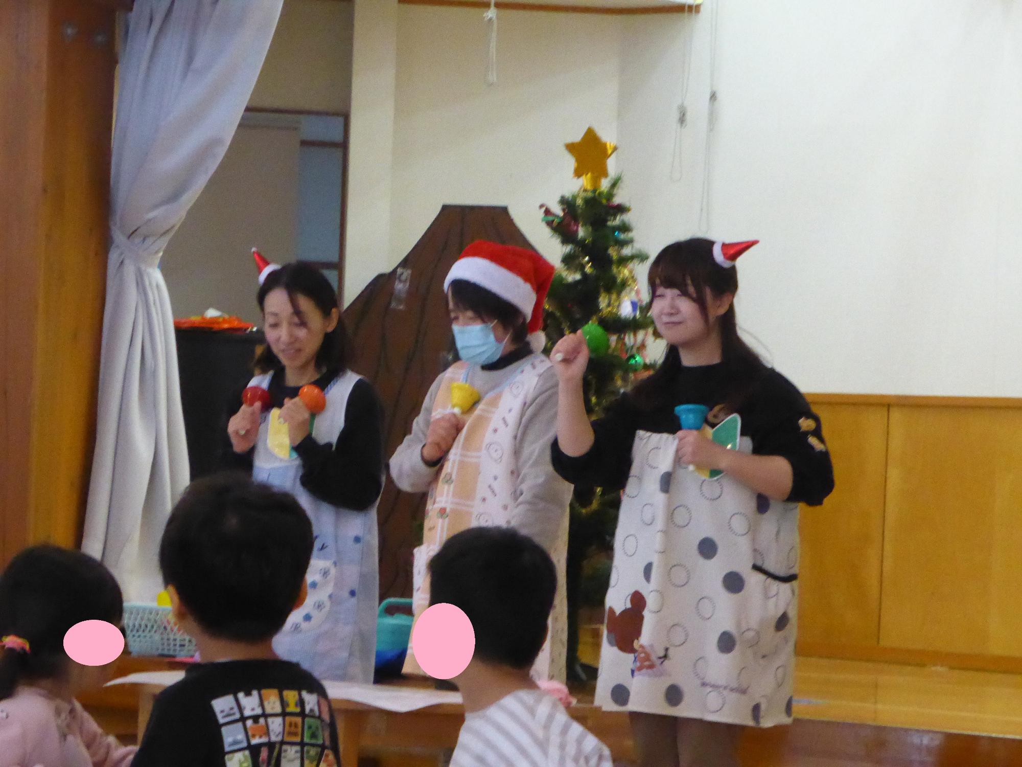 職員によるハンドベル演奏。子どもたちが聴きいっています。