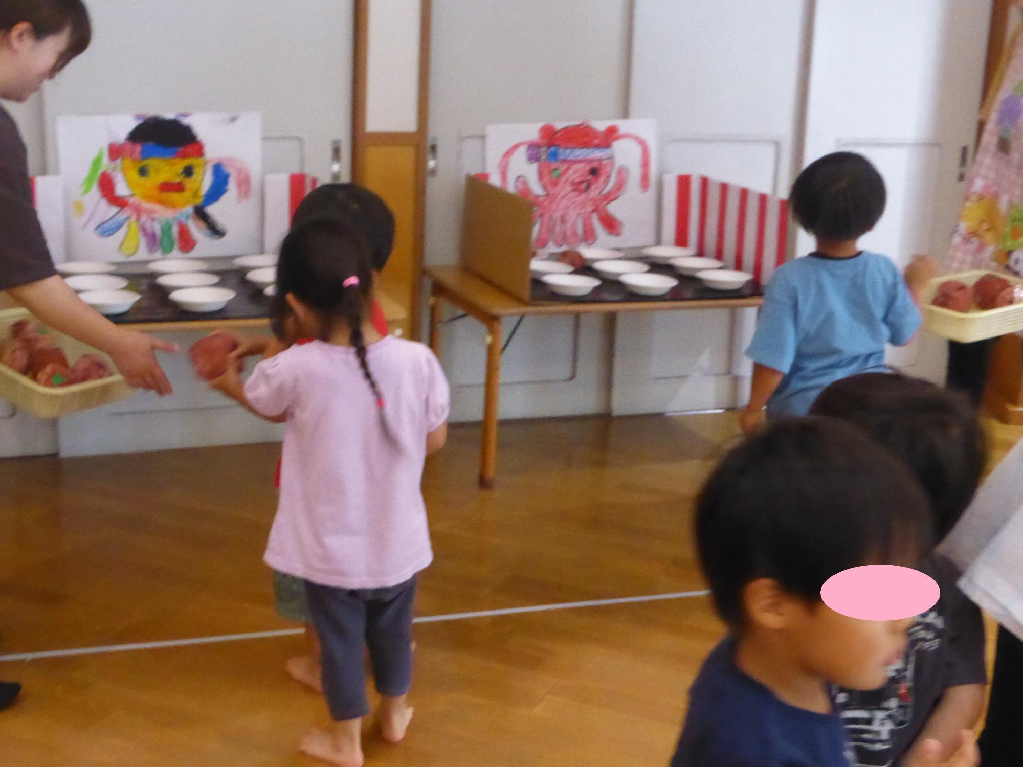 夏まつりごっこのたこやきビンゴゲームを楽しんでいます。