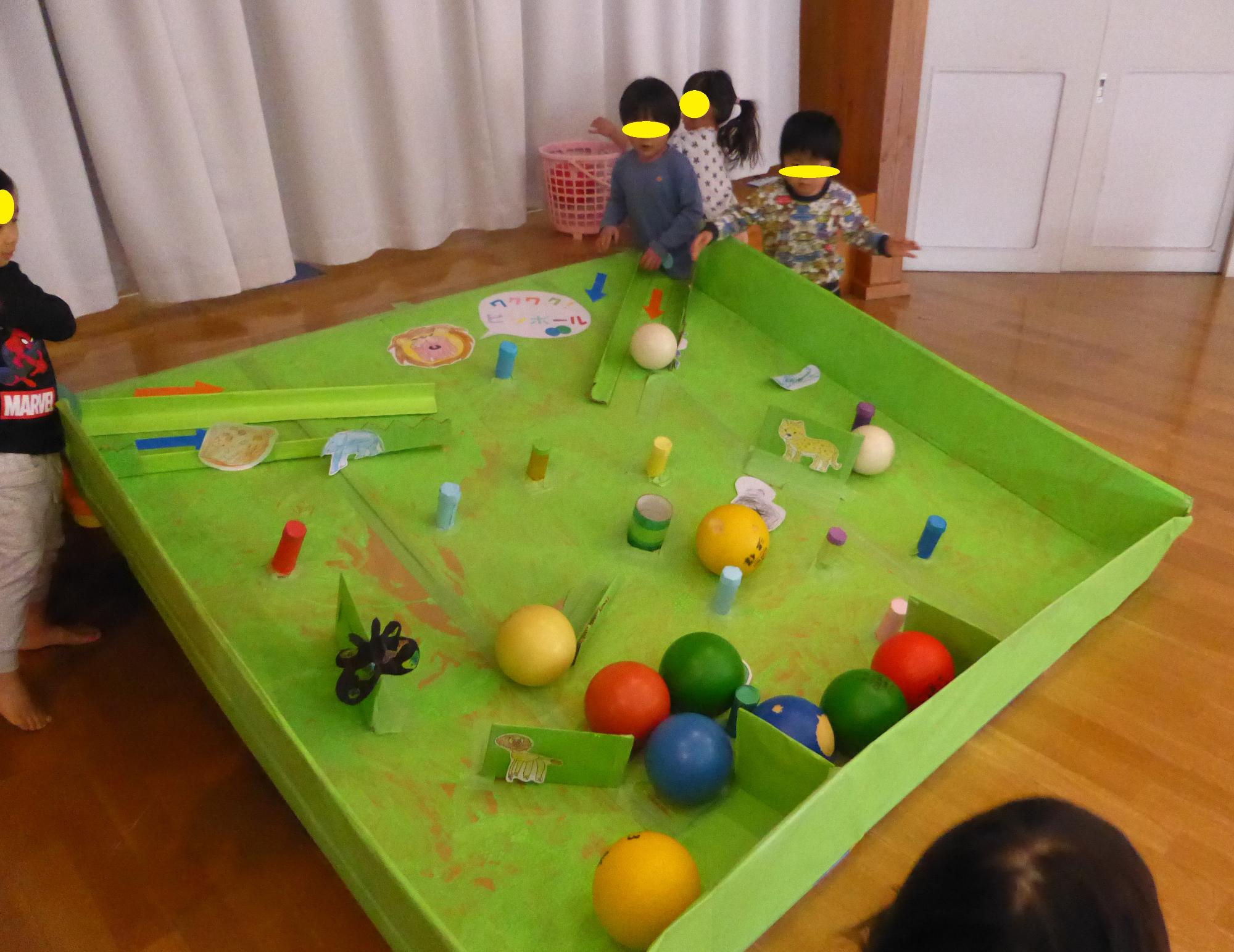 ピンボールを楽しむ子どもたち。