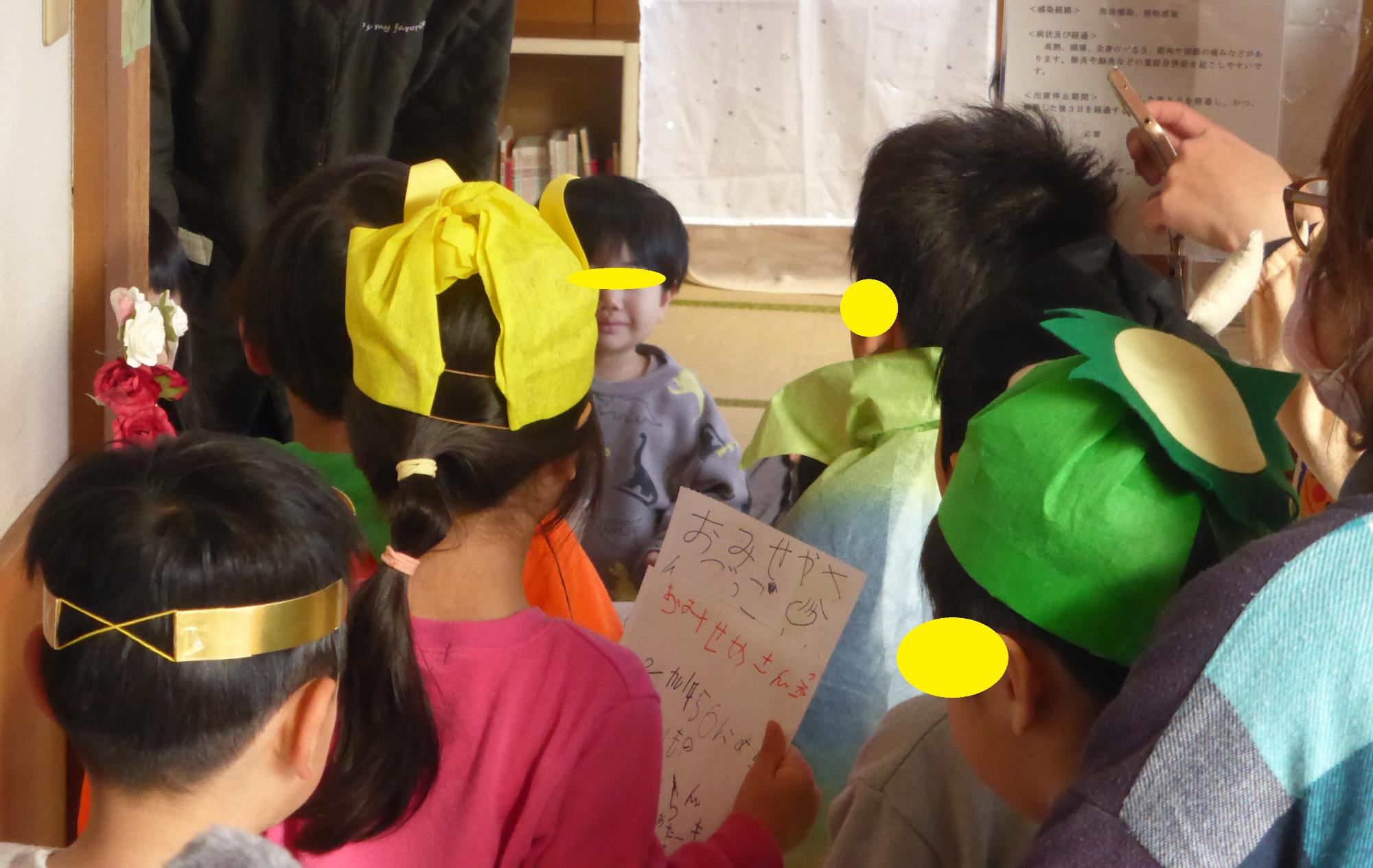 明日から始まるお店屋さんごっこのチラシを小さいクラスに配っています。