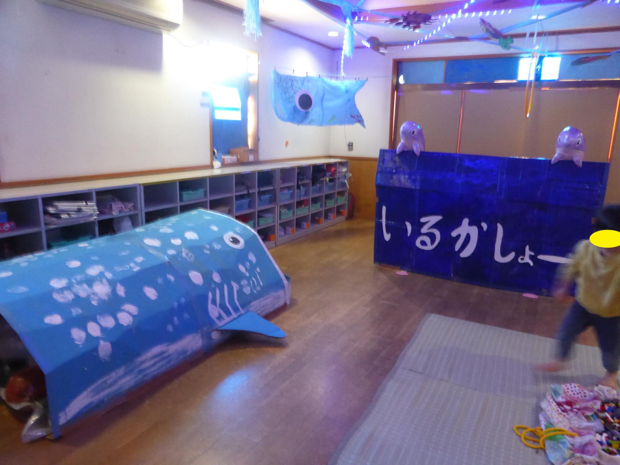 水族館には、イルカショーや、ジンベエザメのトンネルがあります。