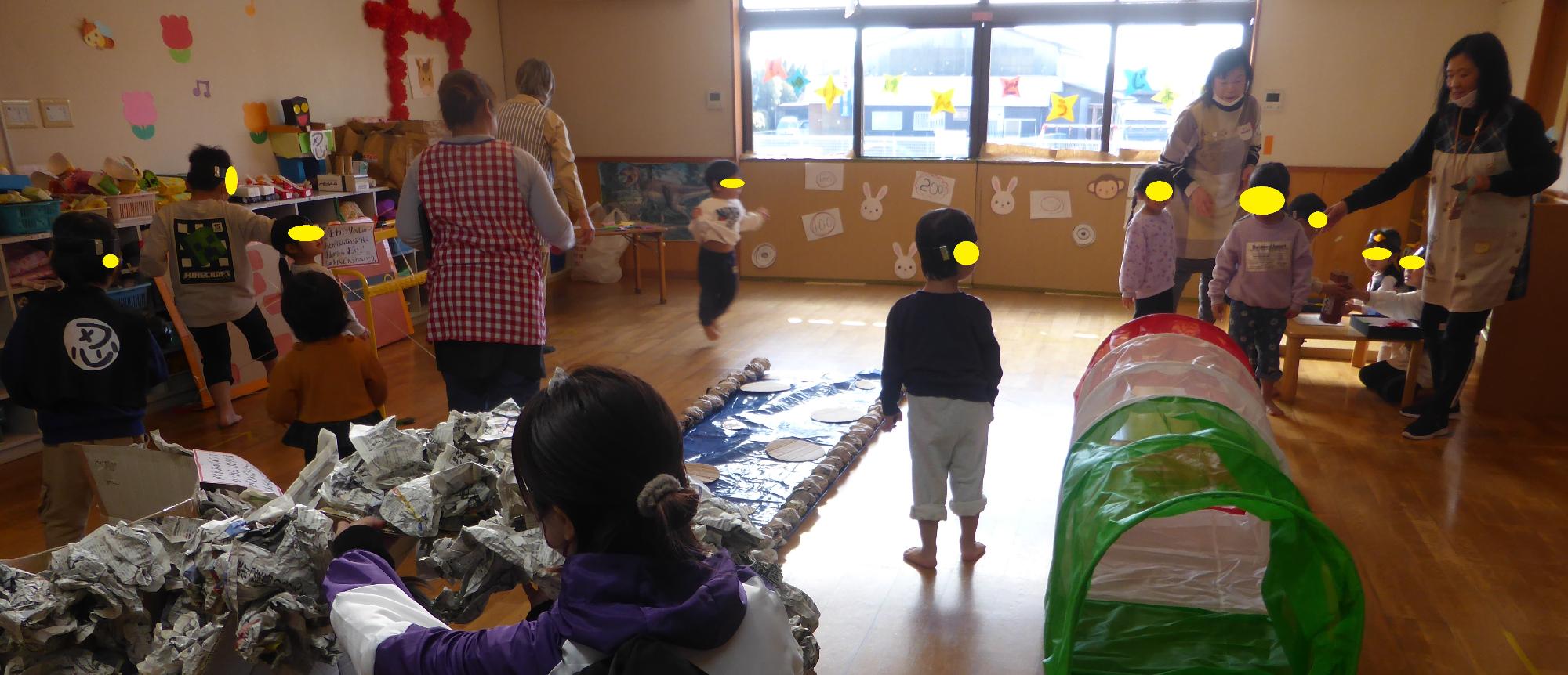 忍者やしきで、小さい子どもたちが遊んでいます。