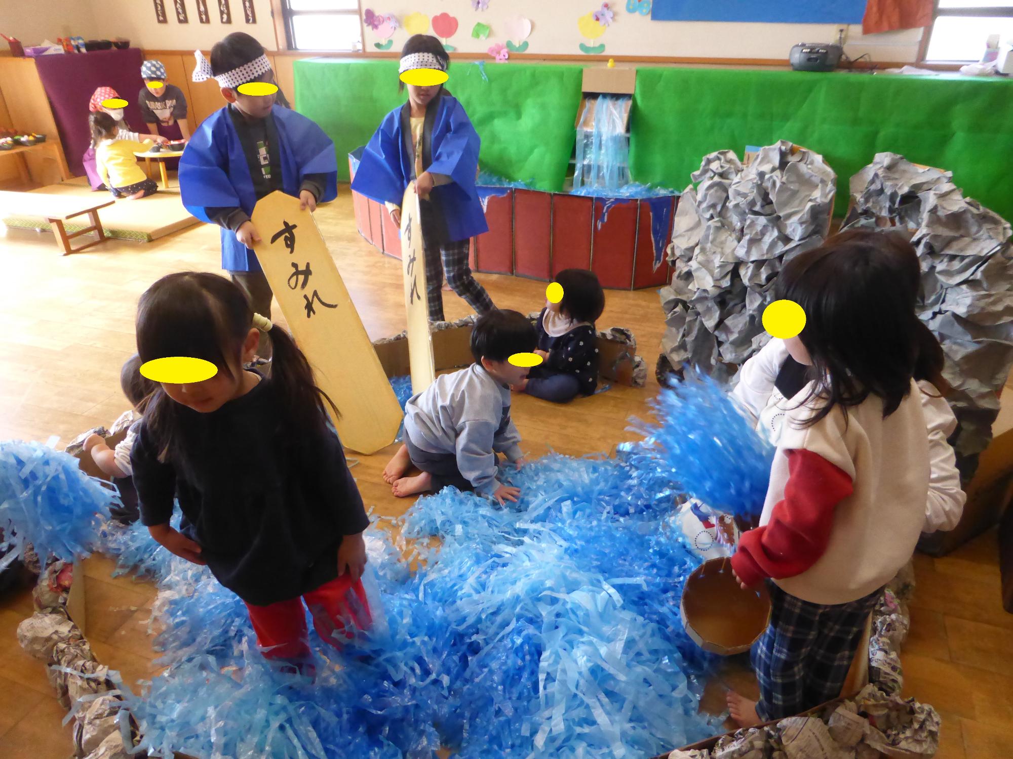 温泉に入っている子どもたちを湯もみ係が、歓迎しています。