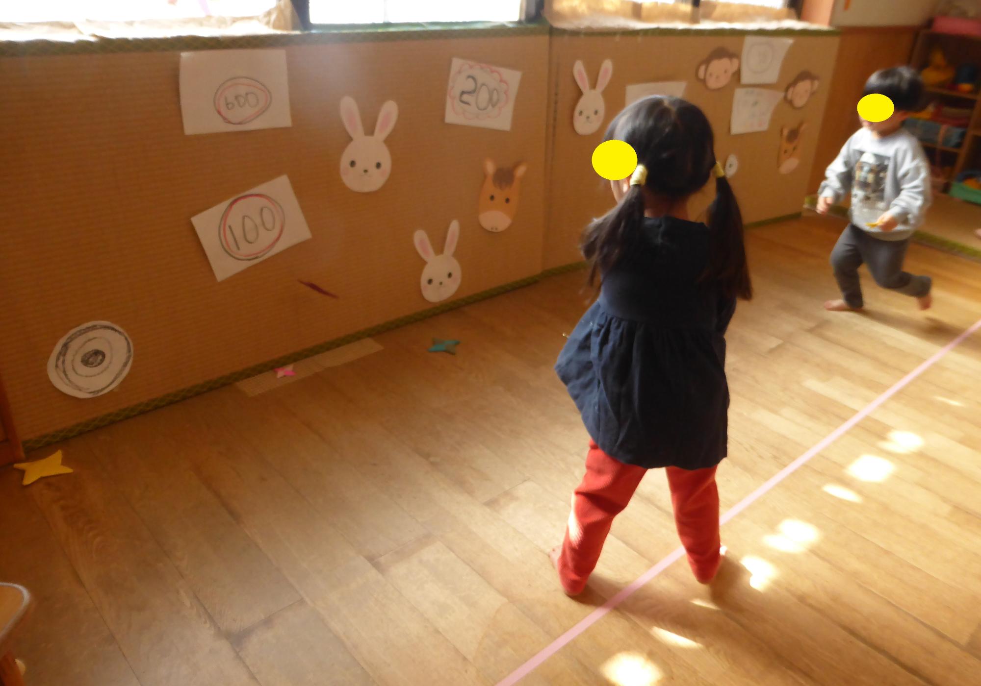 手裏剣をもって的あてをしています。