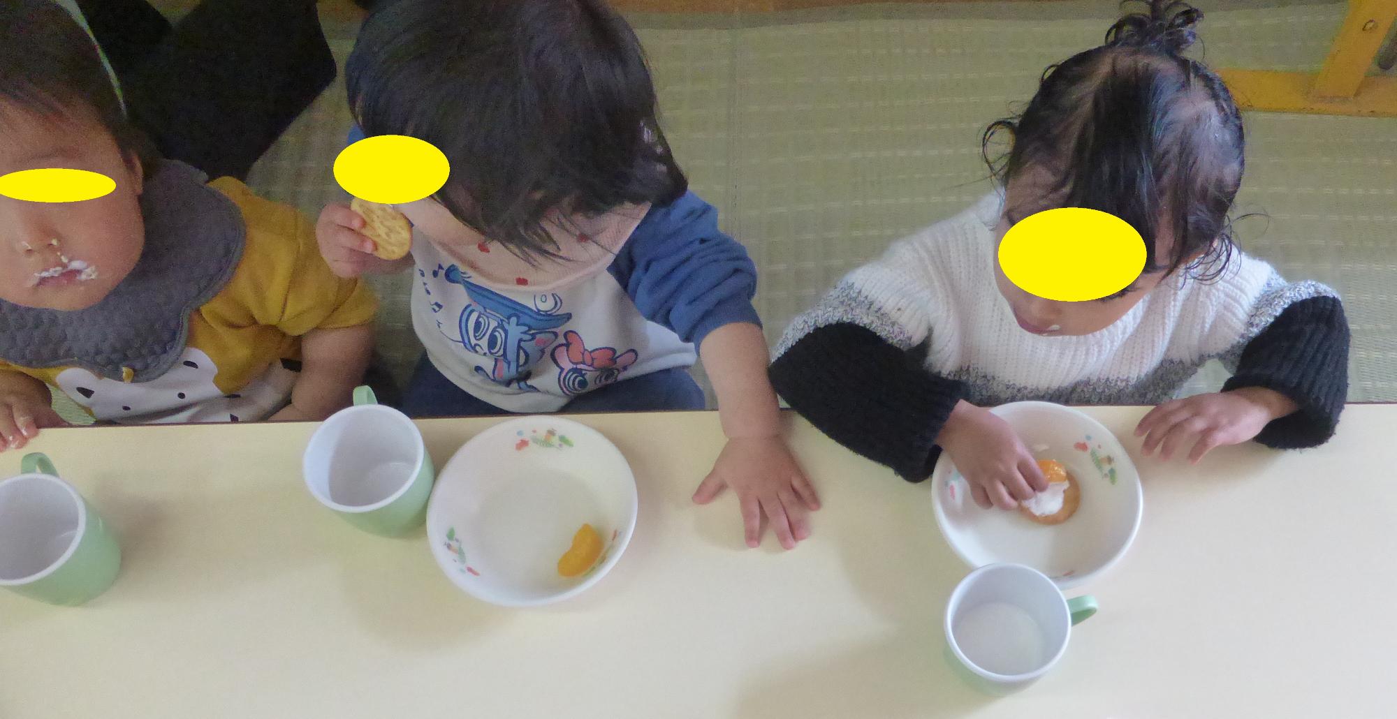 レストランでおいしいトッピングクラッカーをいただきました。「おいしいね」