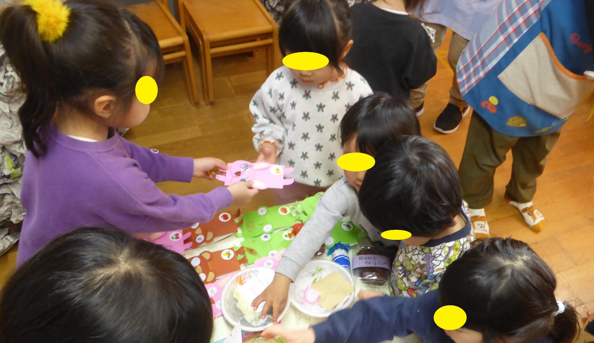 小さいクラスの子どもたちが、買い物をしています。