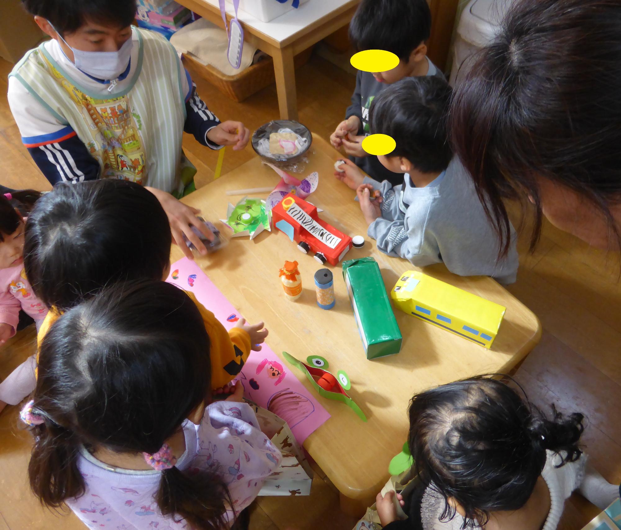 小さいクラスの子どもが、品物を選んでいます。