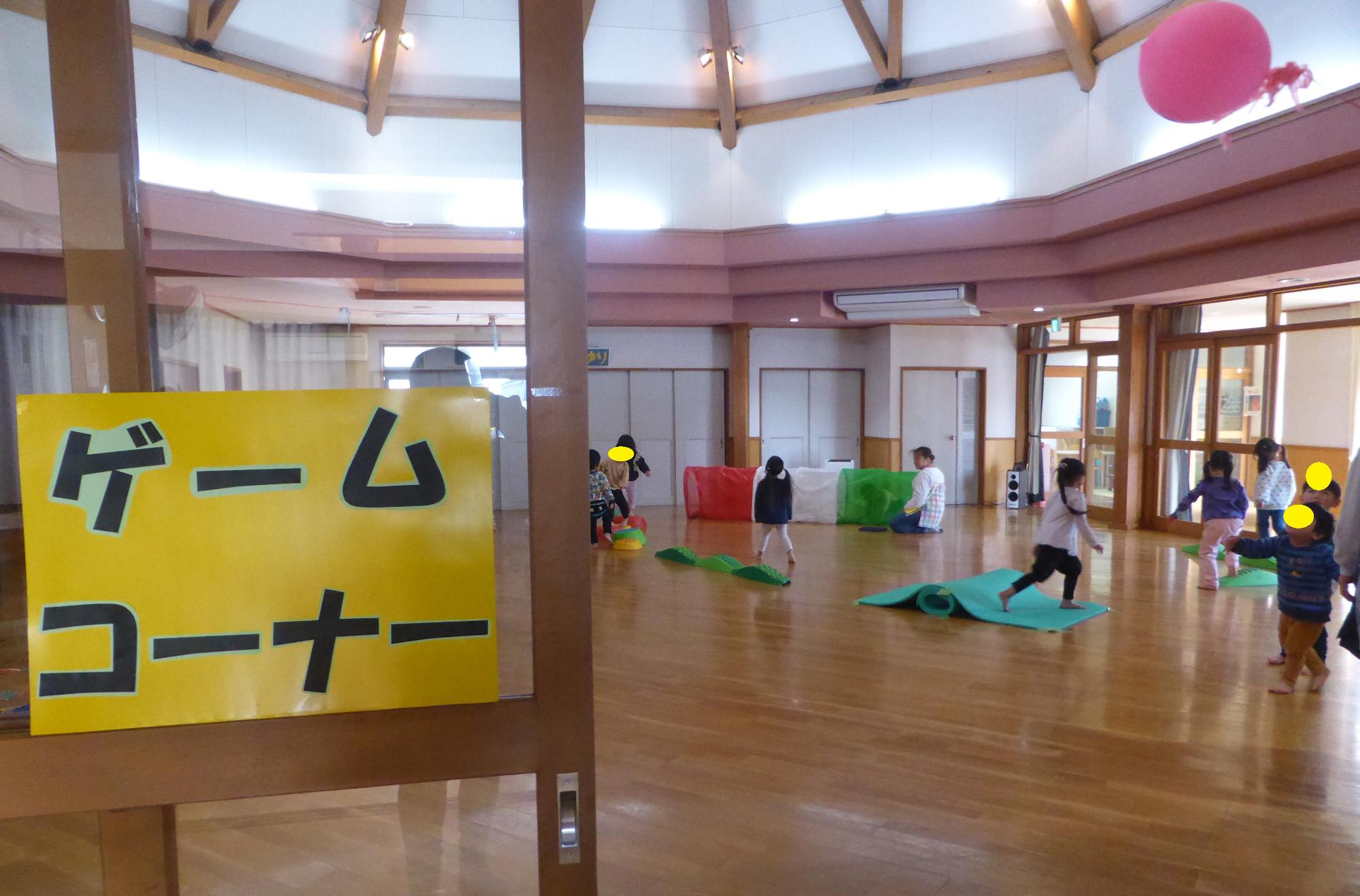 ホールでゲームコーナーを楽しんでいます。