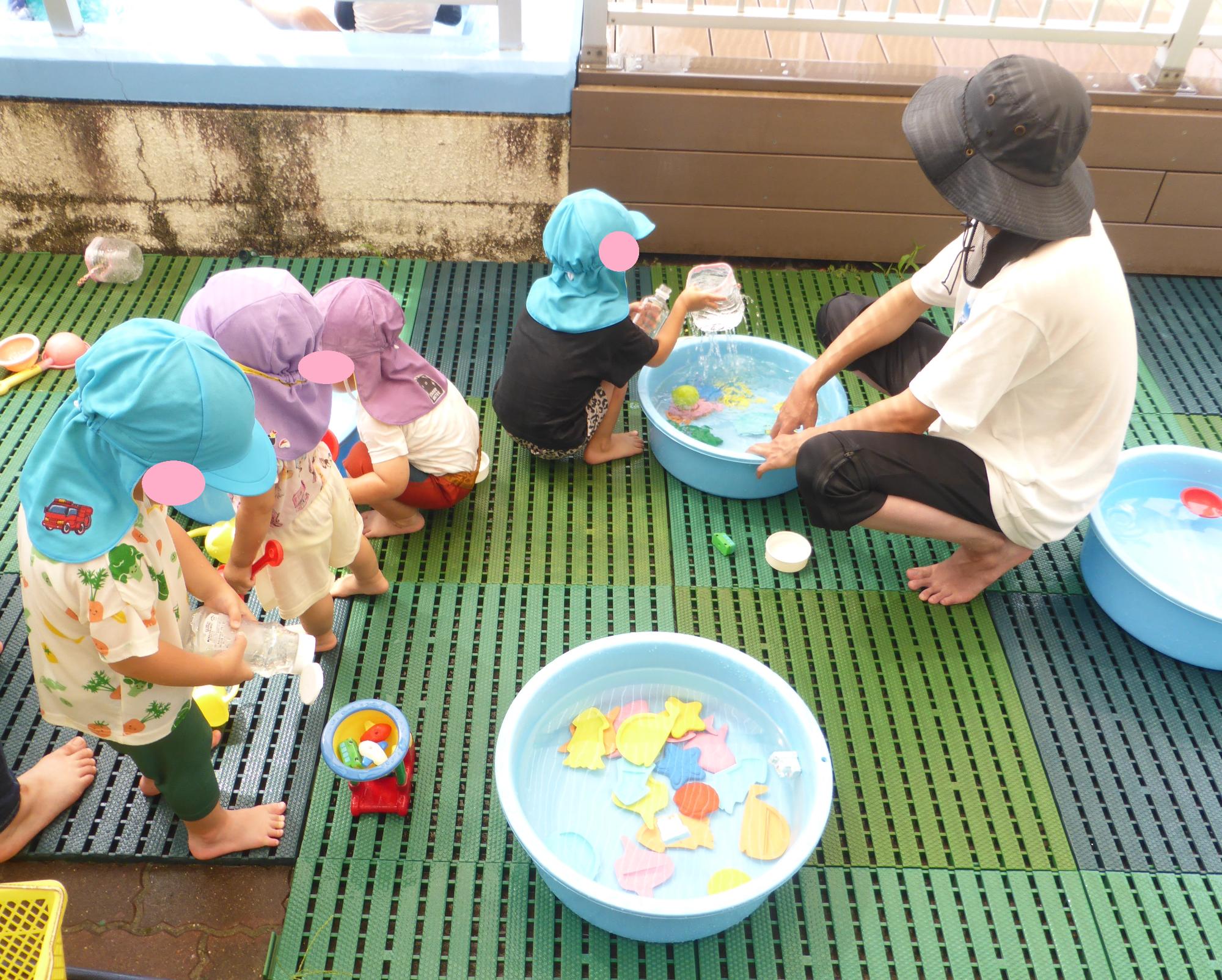 水車のおもちゃを使って遊んでいる子がいます。