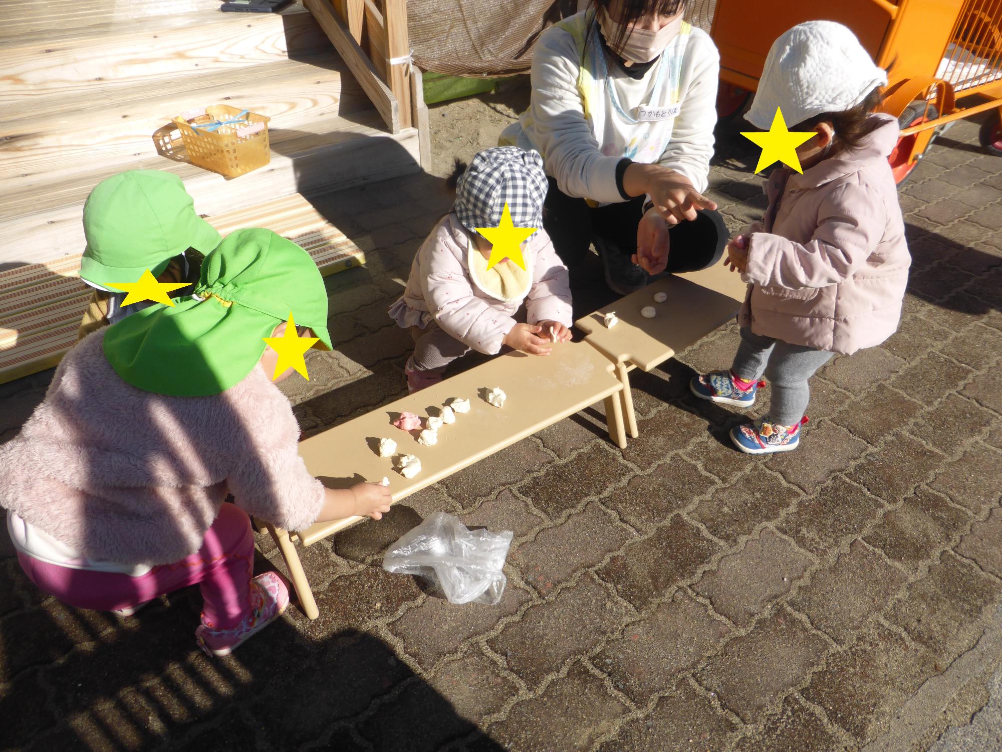 ならせ餅が筑波山をバックに飾られています。