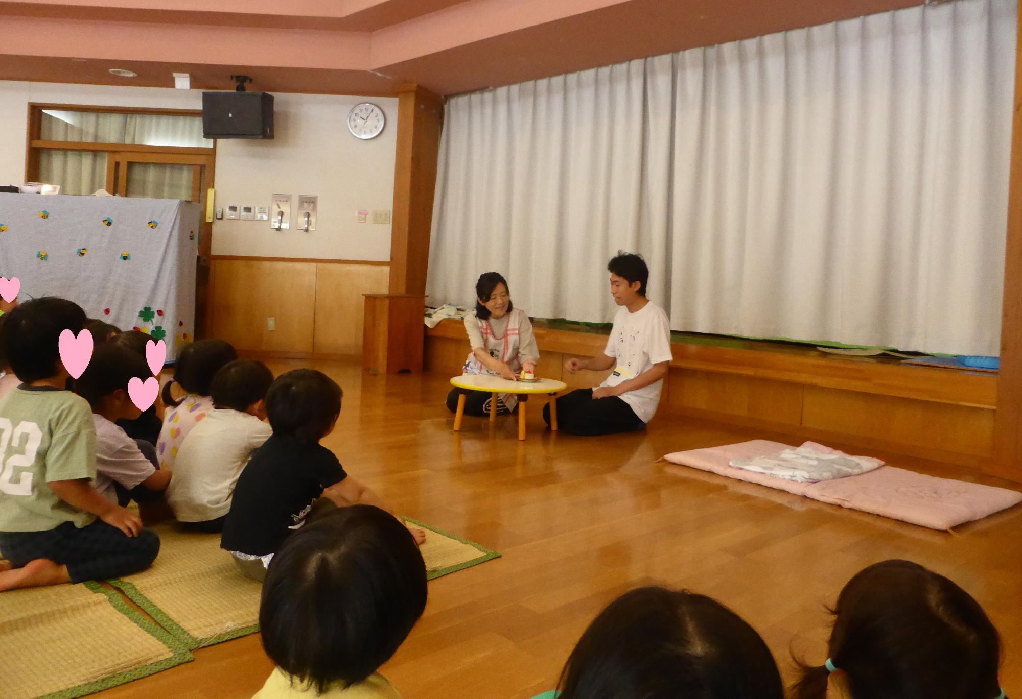 虫歯予防集会で、職員の寸劇をしています。