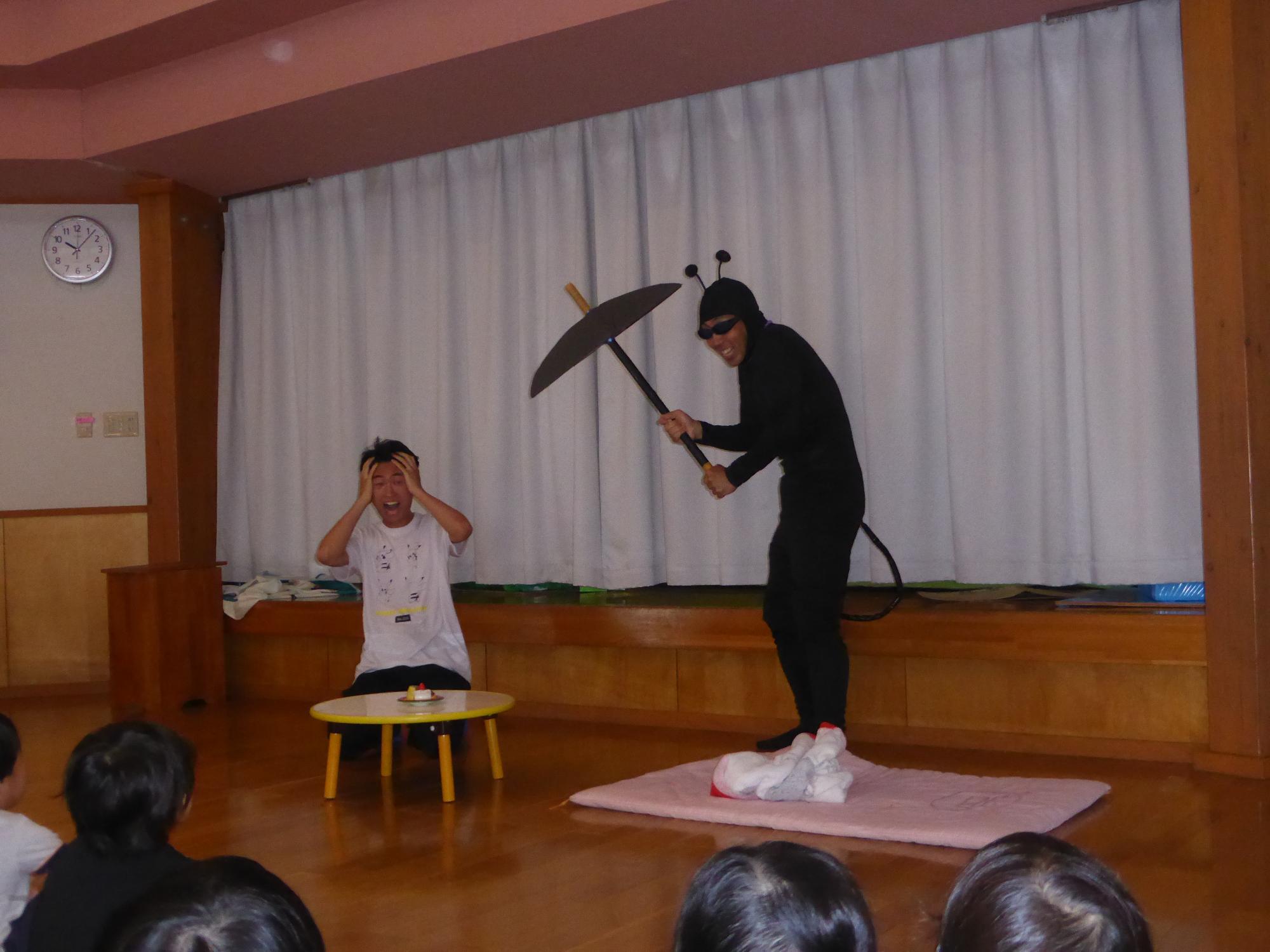 職員劇で、ばいきんまんが登場しています。