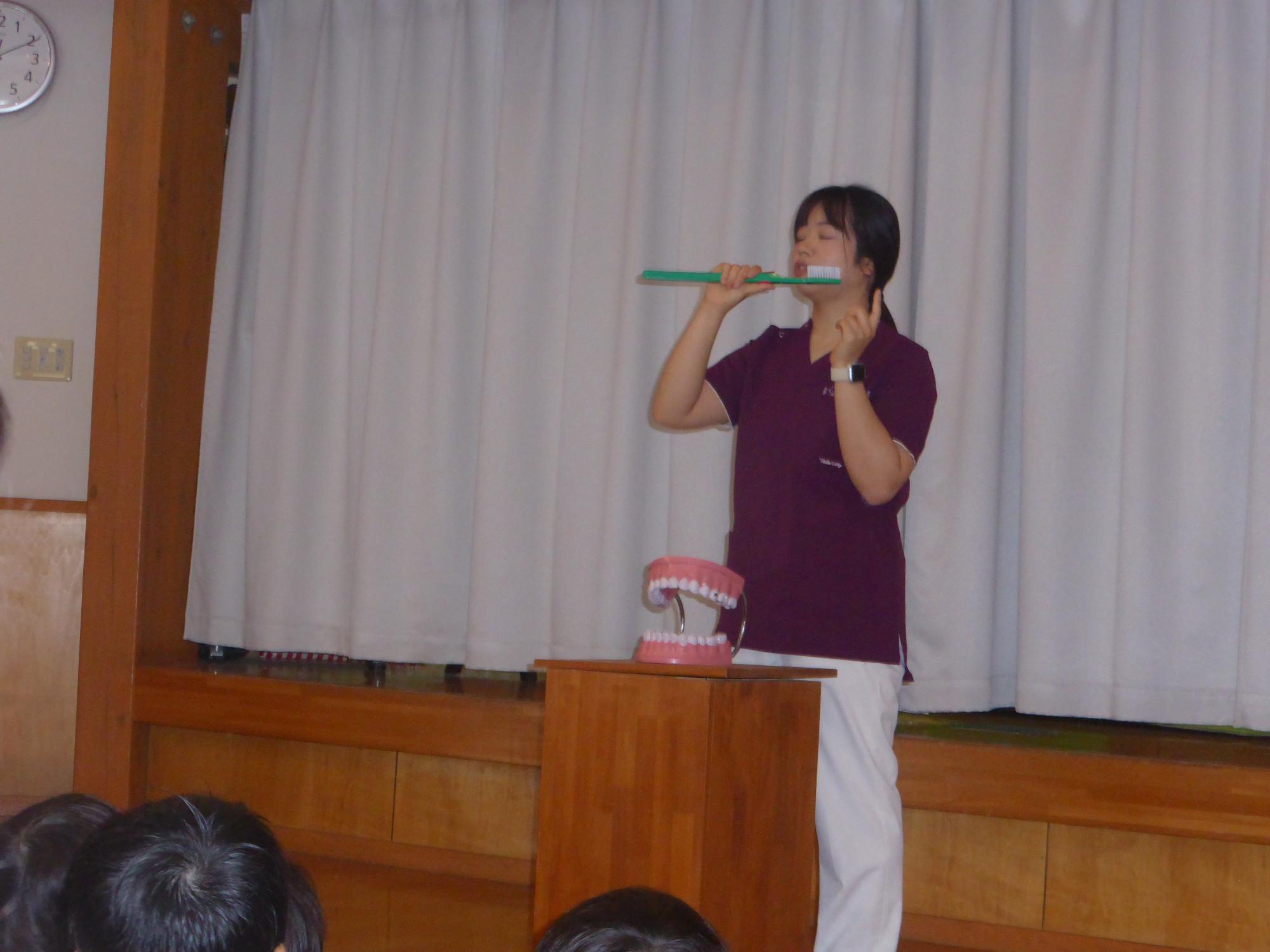 看護師さんが歯みがきの仕方を指導してくれています。