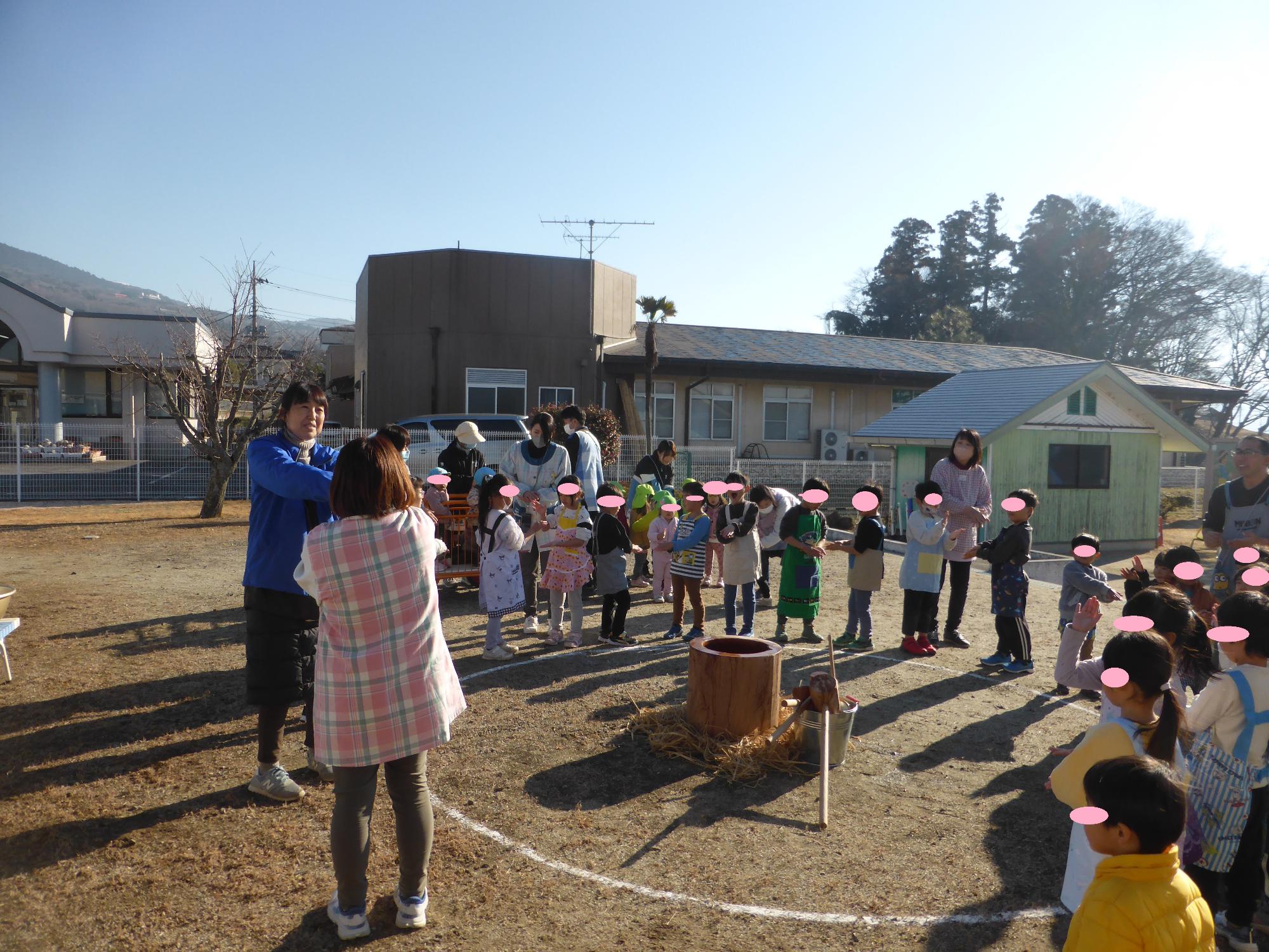 みんなで集まって、餅つきの手遊びをしています。