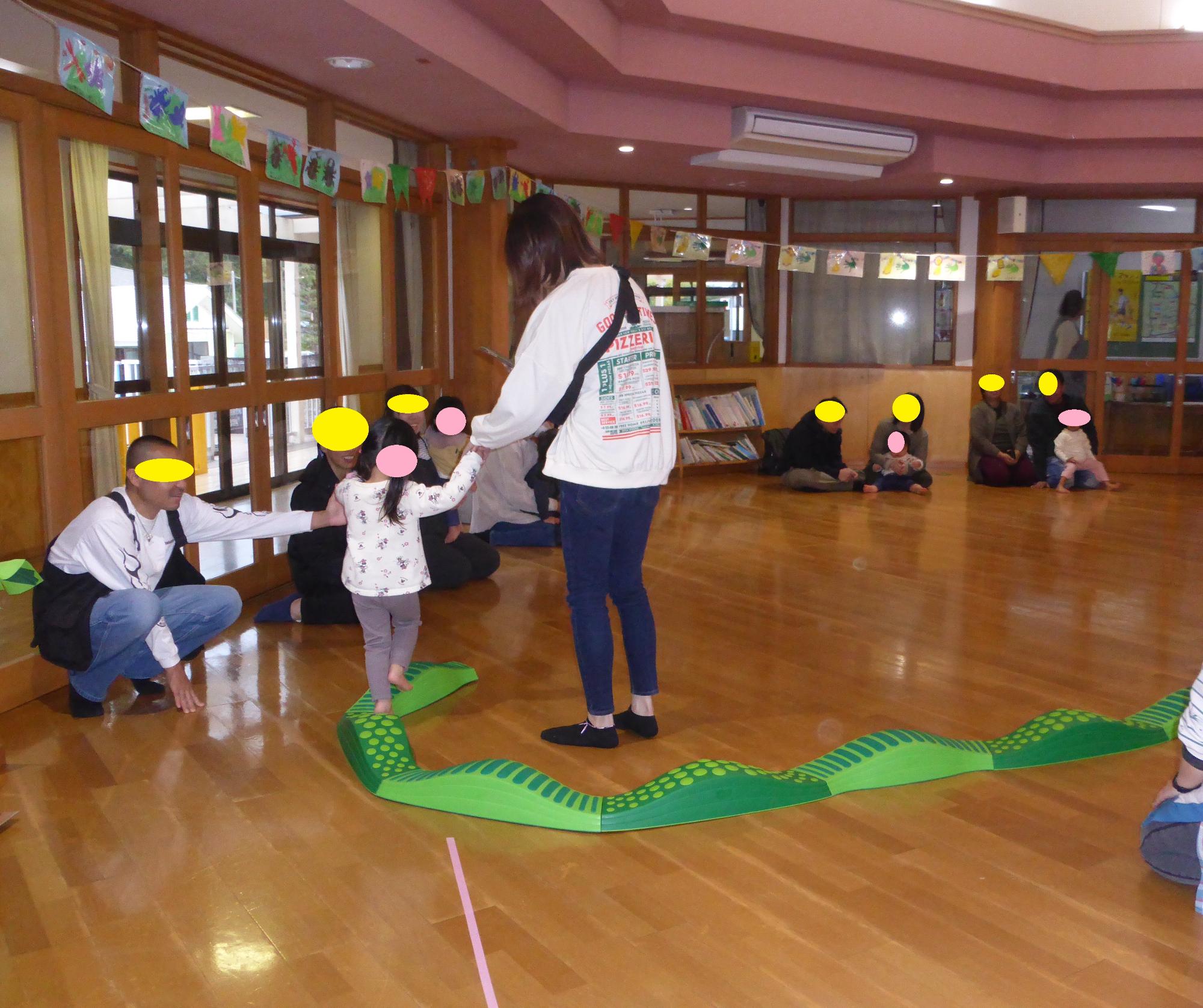 親子でガタガタの橋を渡っています。