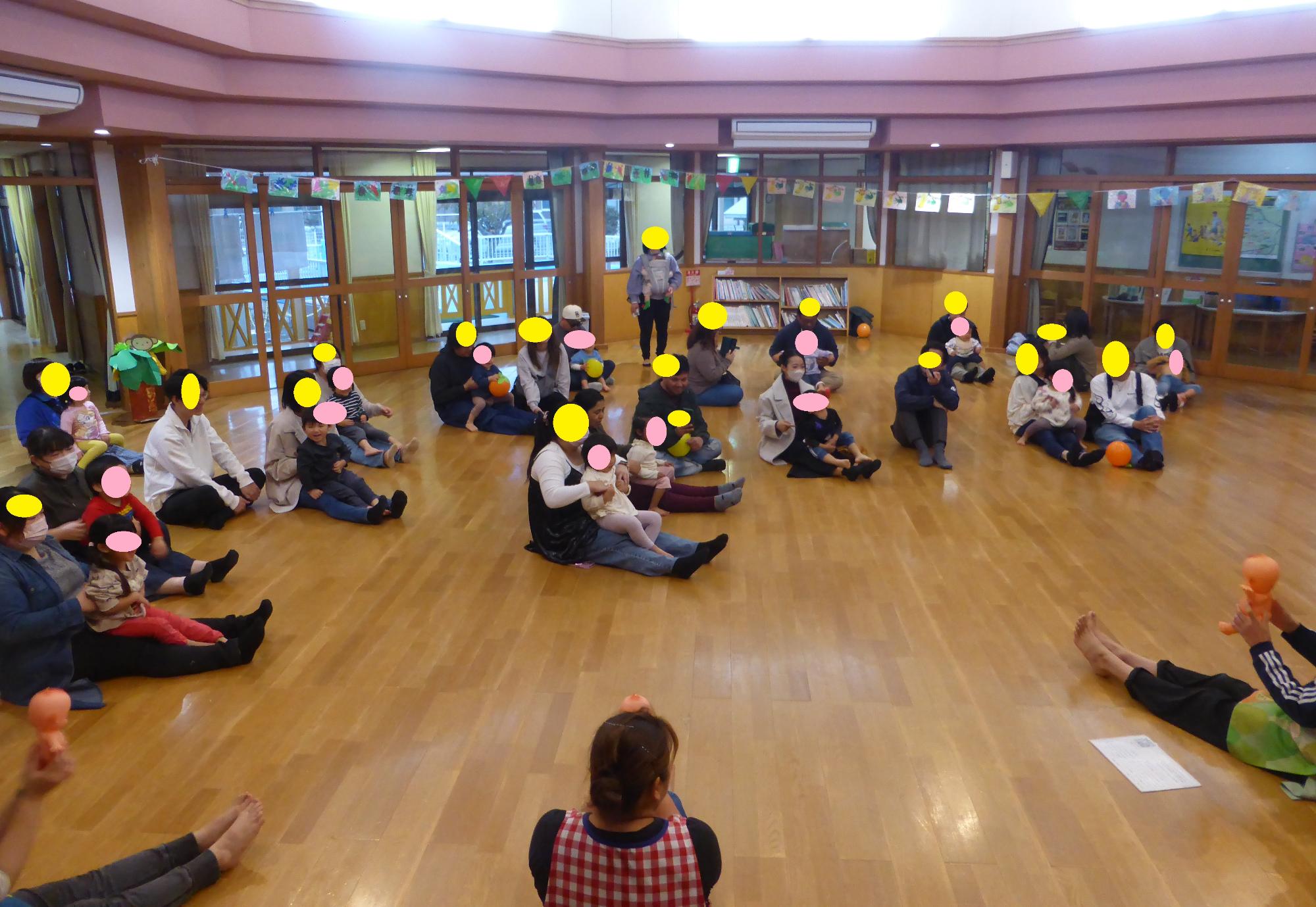 保護者の足の上に子どもが乗って、体をゆらしてもらって楽しんでいます。