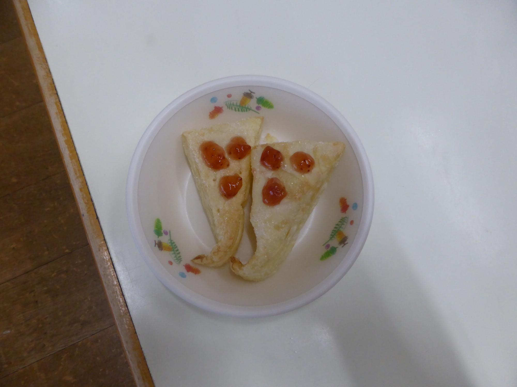 今日はハロウィン。おやつは「おばけのパイ」です。