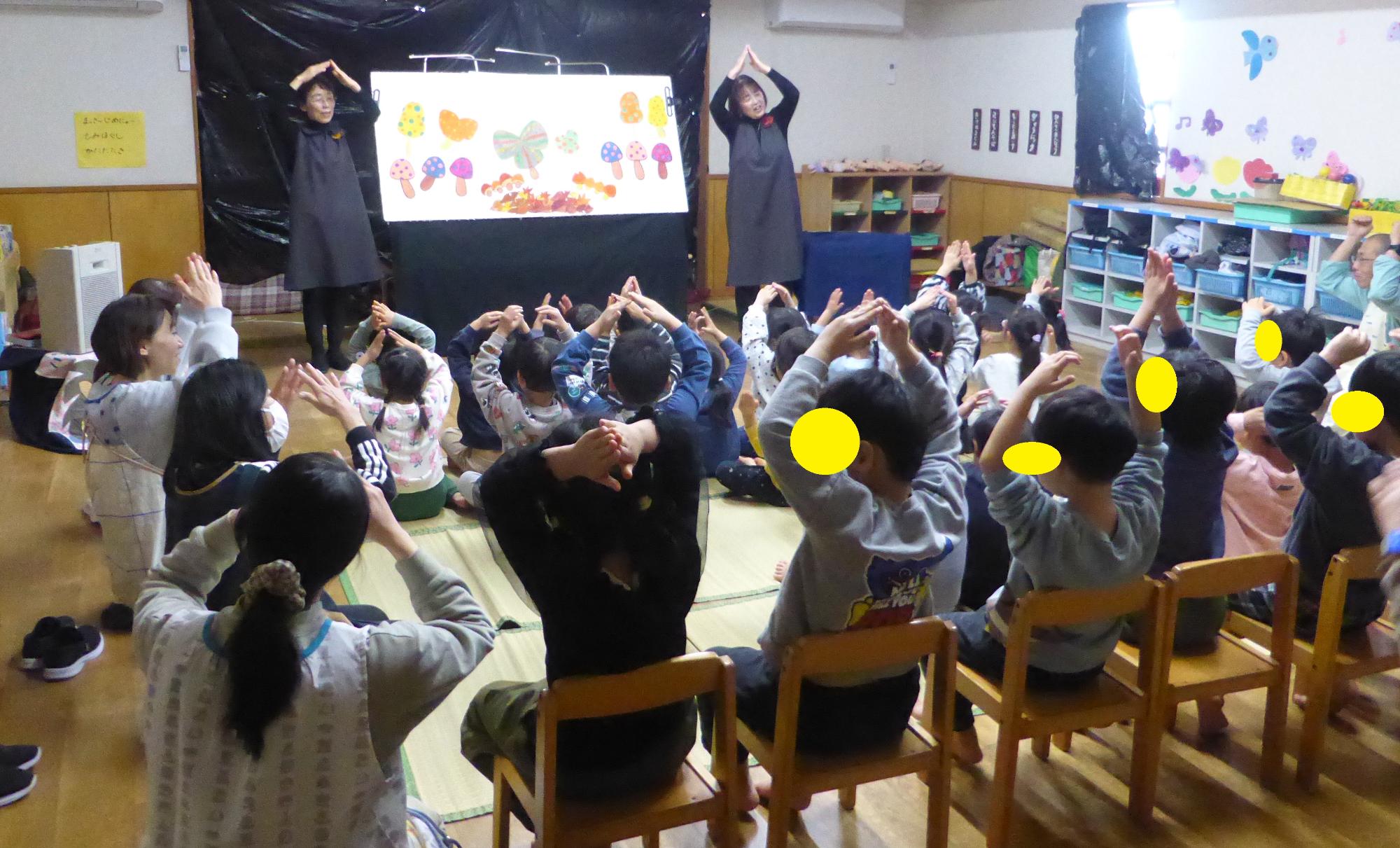 大きいクラス向けのパネルシアターをみています。一緒に踊っています。