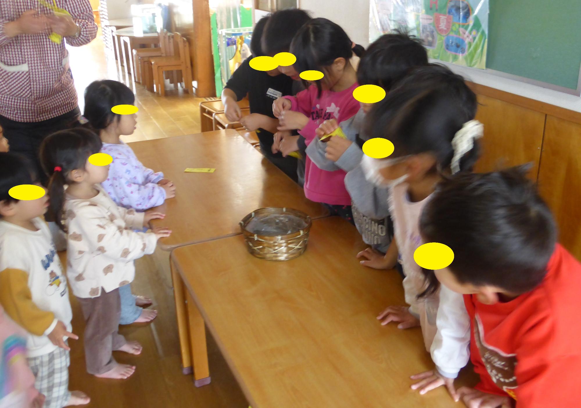 係の子どもたちが、チケットのもぎりをやっています。