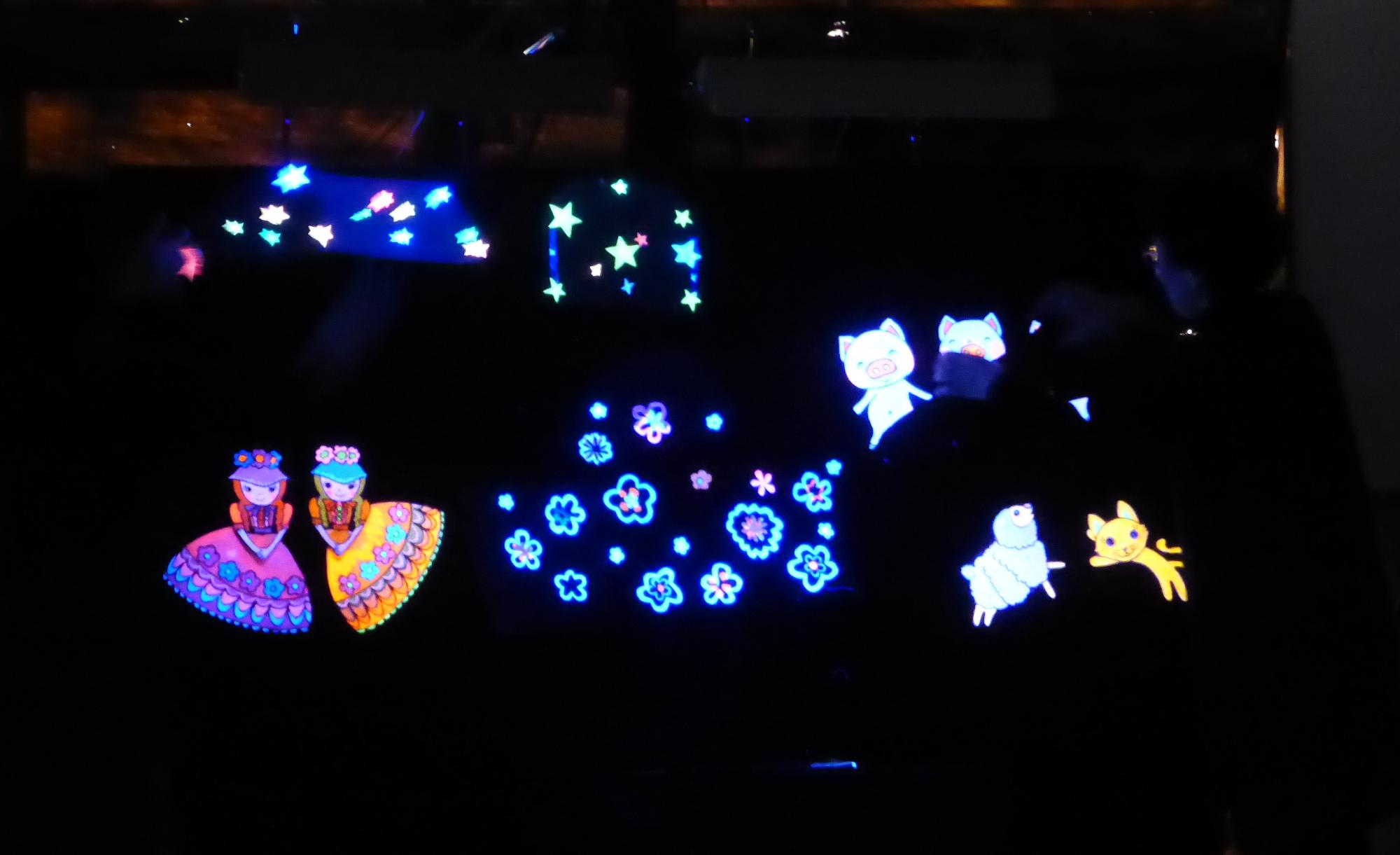 おもちゃのチャチャチャのパネルシアターをみています