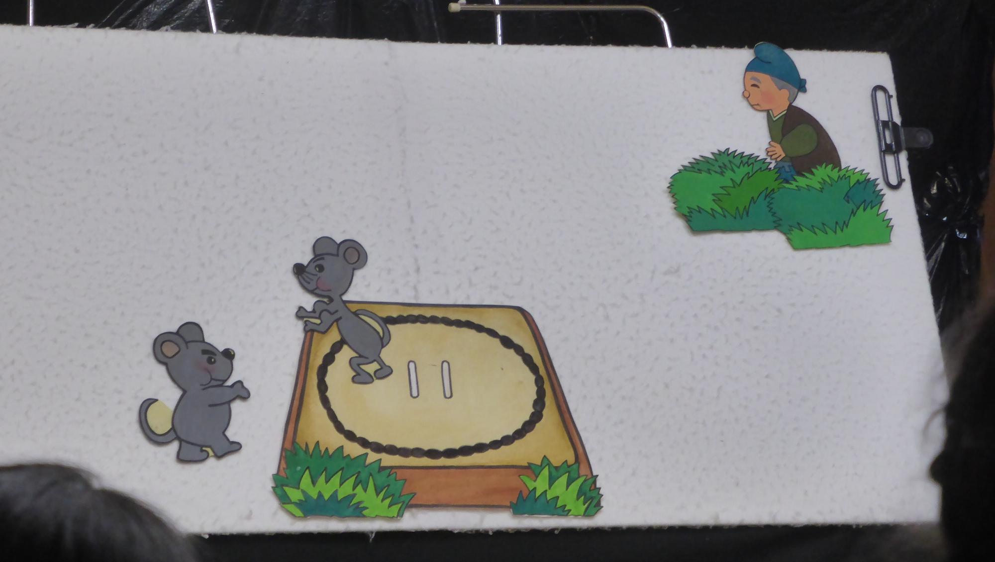 ねずみのすもうのお話を聞いています。