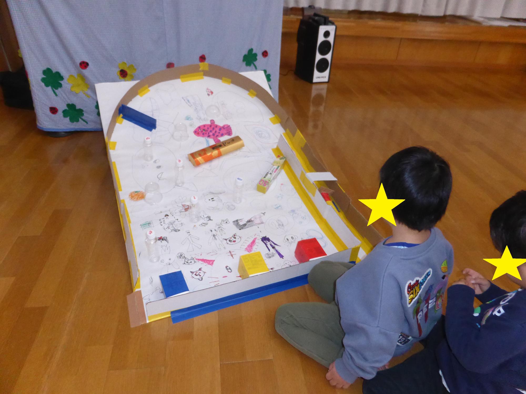 子どもがピンボールで遊んでいます。