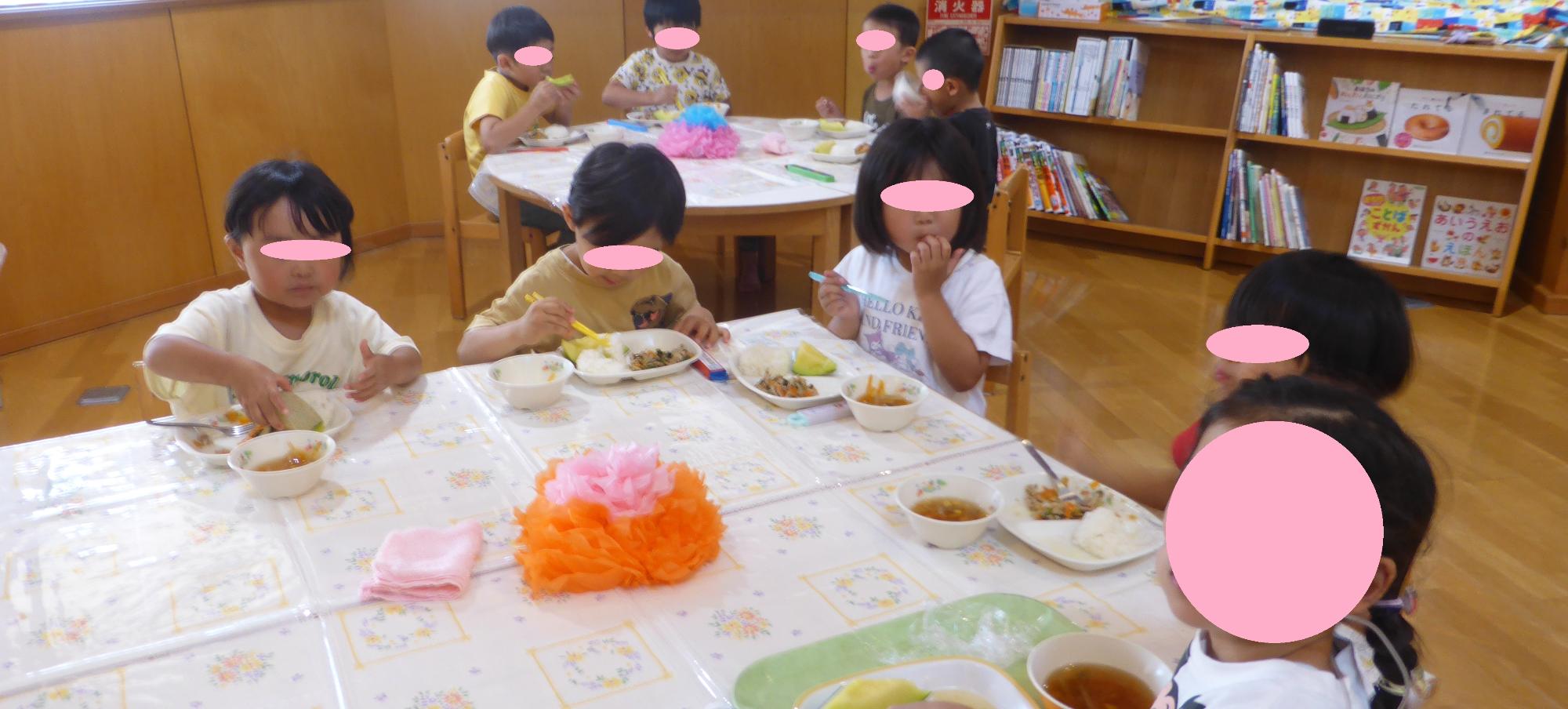 子どもたちが楽しそうに給食を食べています。