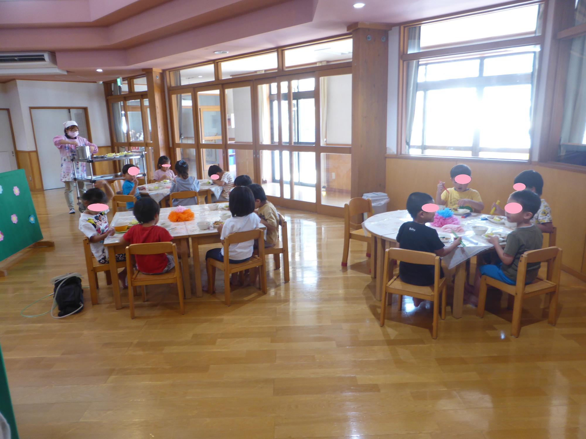 子どもたちが楽しそうにランチ会をしています。