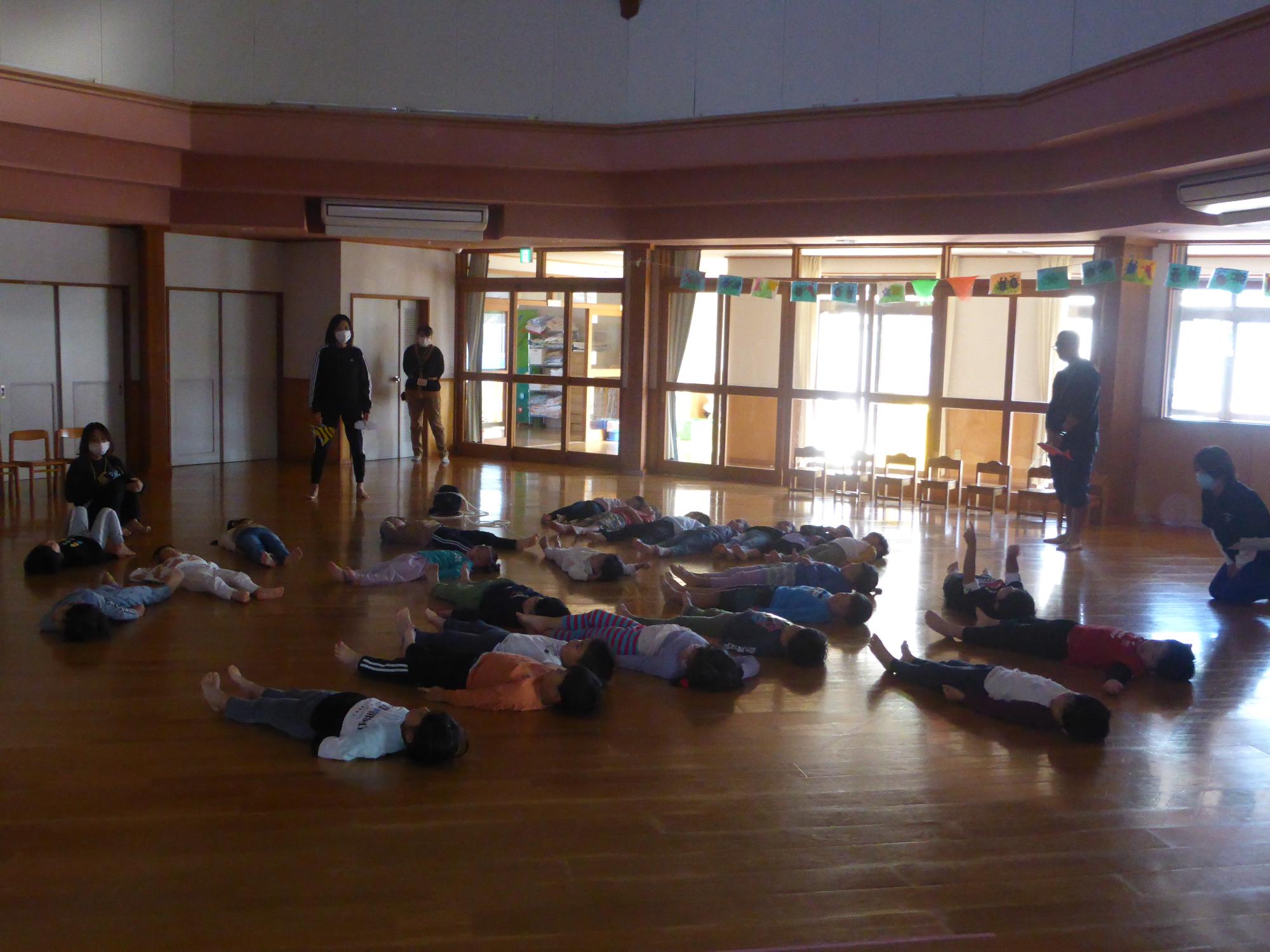 海の中をイメージして、子どもたちが寝転がっています。