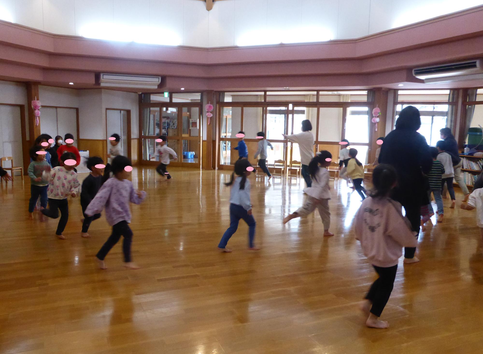 ピアノに合わせて走っています。