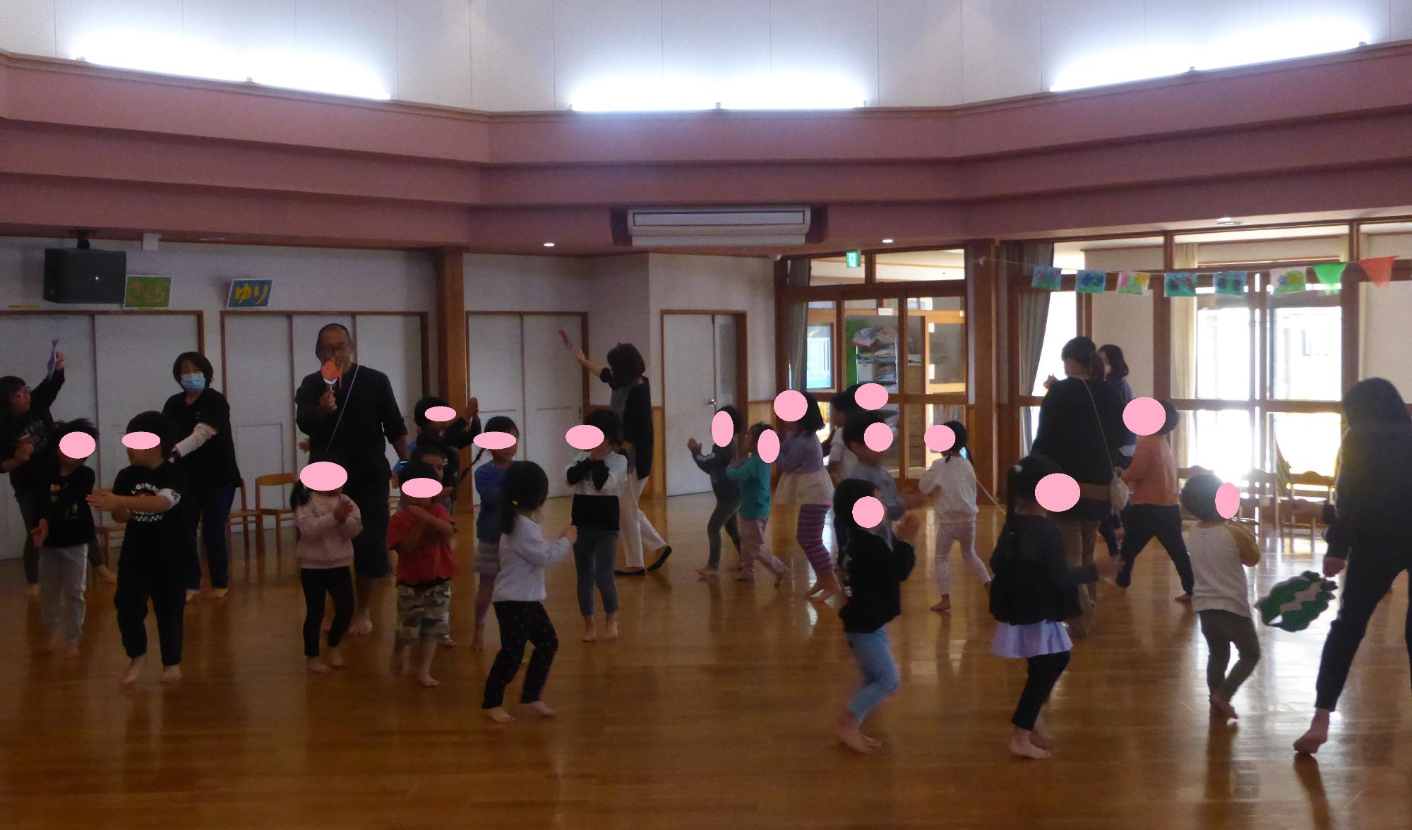 海の魚に変身して、元気に泳ぐ子どもたち。