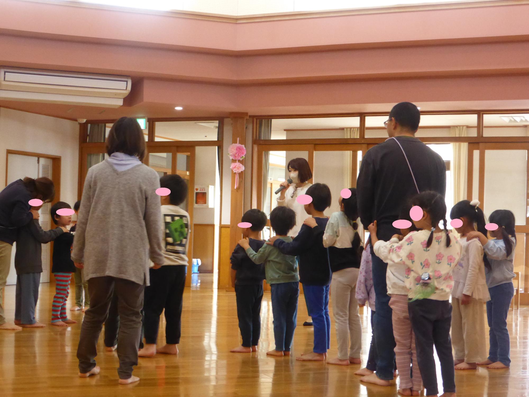 じゃんけん列車ゲームで、子どもの列がどんどん長くなります。