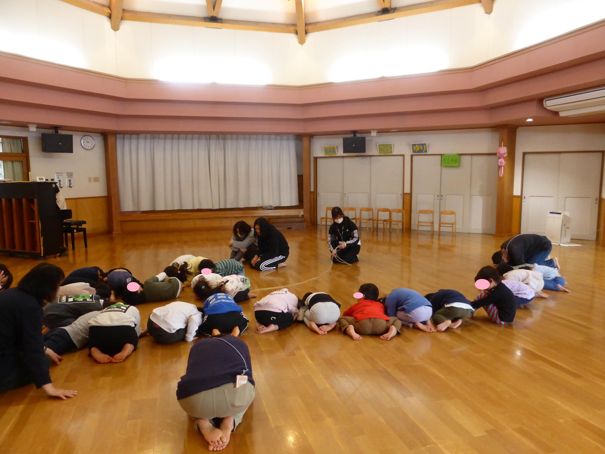 雷の音に反応して、おへそをかくすこどもたち。