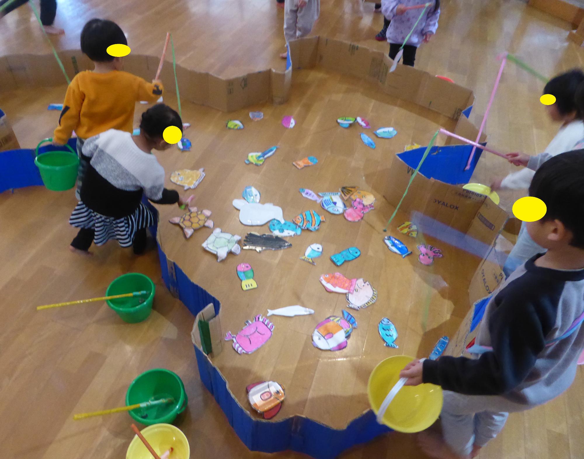 子どもたちが魚釣りをしています