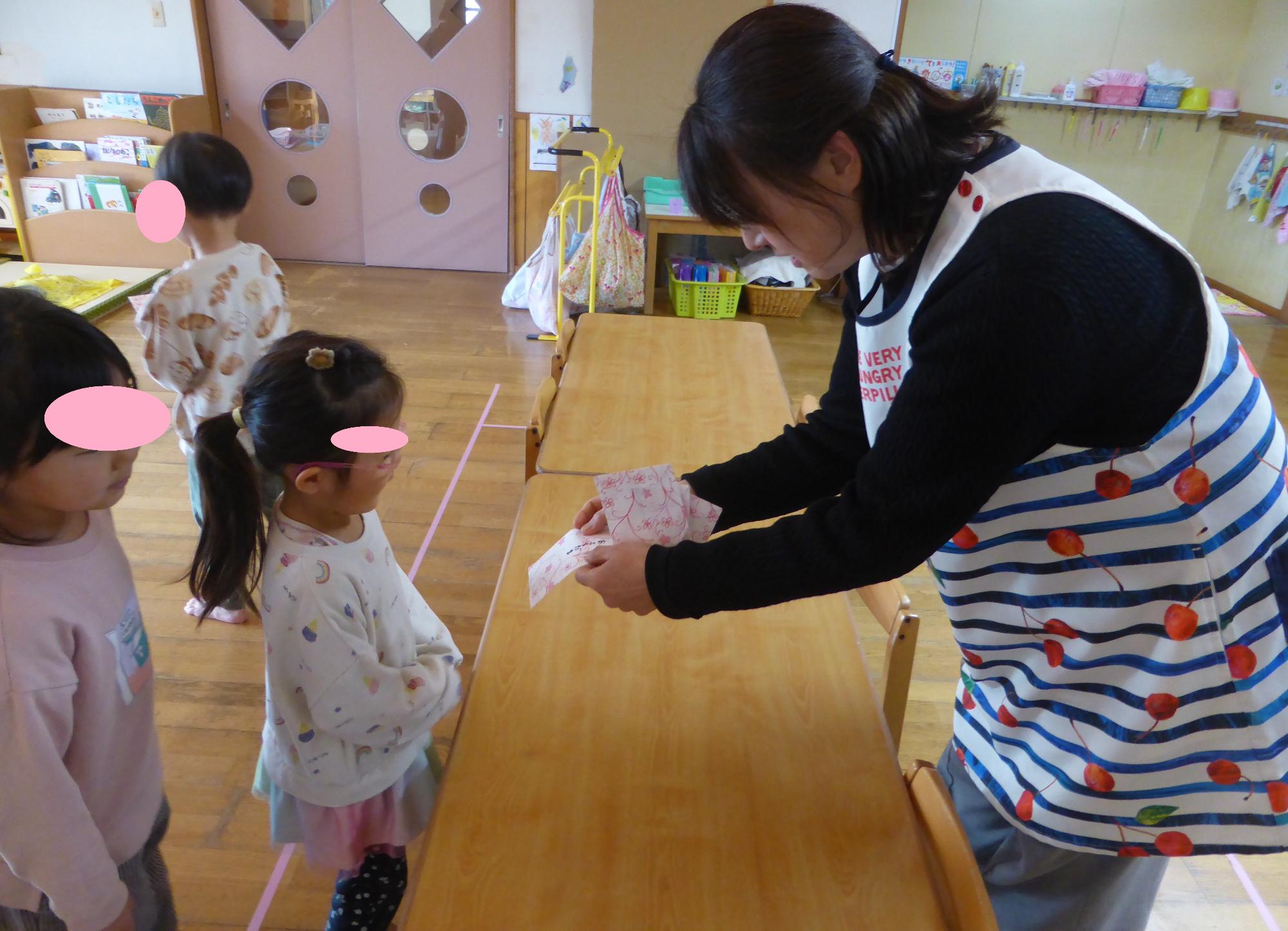 所長先生からお年玉をもらっている4歳児