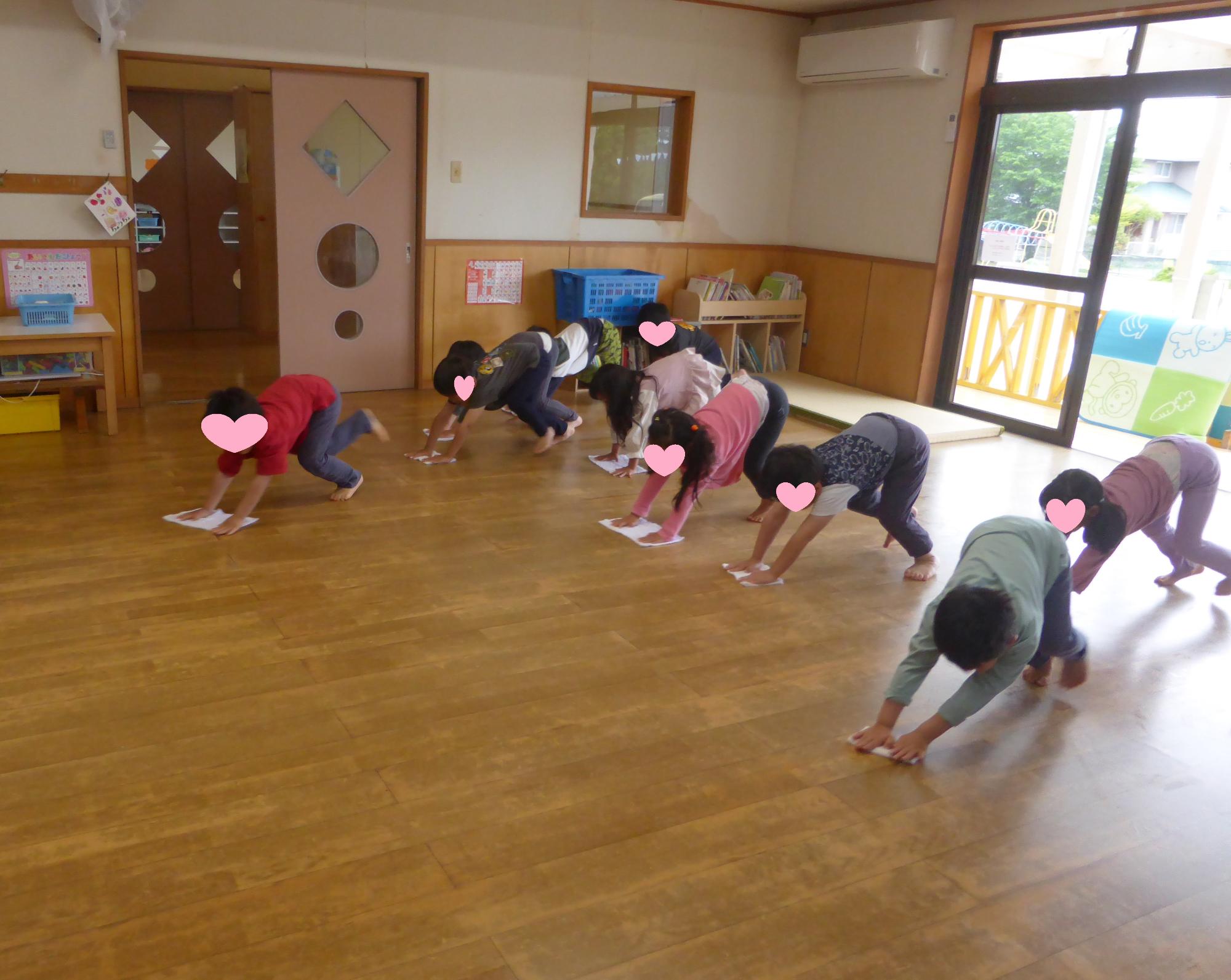 年長組が雑巾がけをしています。