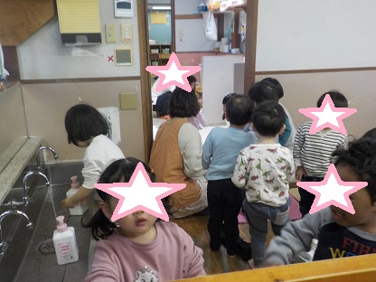 おててを洗って外遊びの準備中