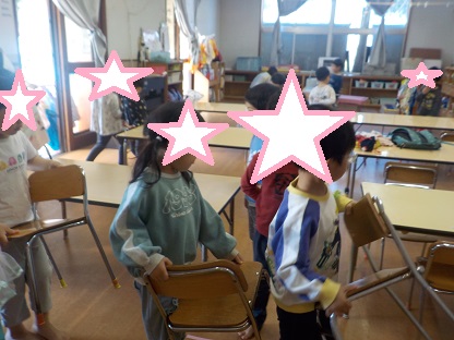 上手に椅子運び