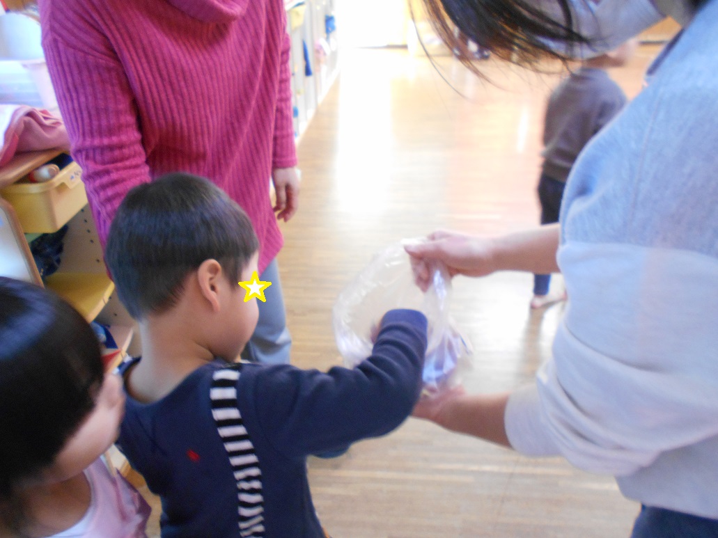 男の子くじ引きします