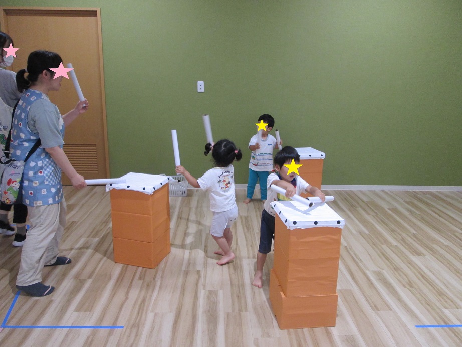 小さい子も太鼓をたたいて大喜び