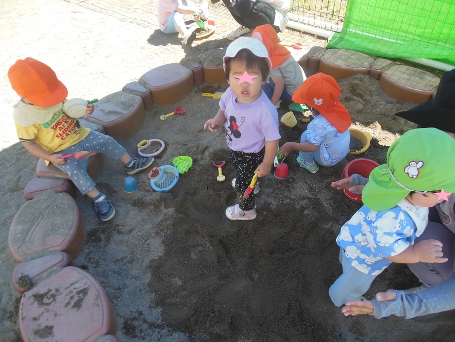 小さい子の砂遊び