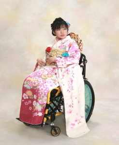着物を着て、車椅子に乗っている女の子の写真