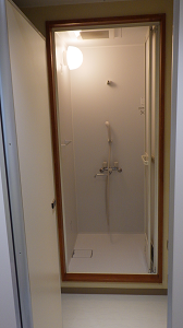 サニタリー棟のシャワー室の写真