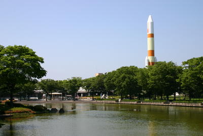 エキスポセンターのロケットが後ろに見える中央公園の写真