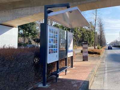 バス停に広告付きバス停上屋が設置された整備後の写真